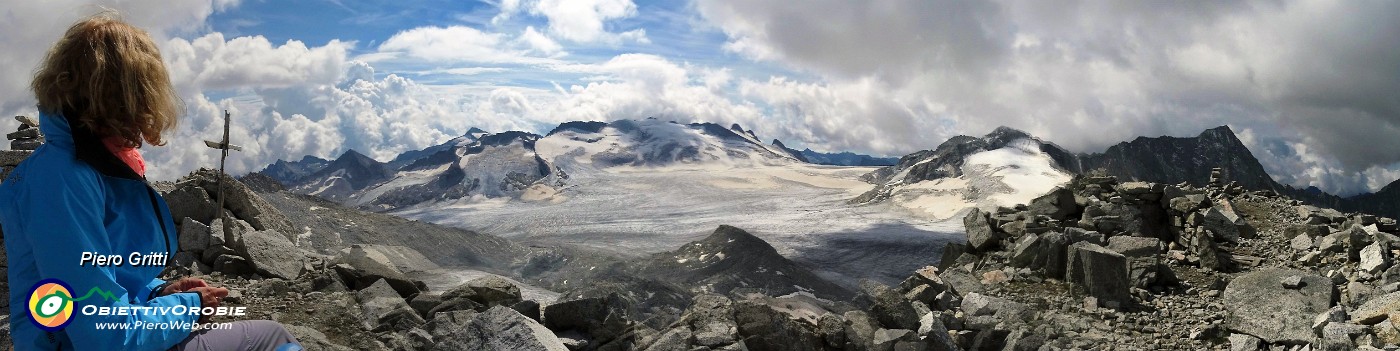 99 Alla crocetta di vetta di Punta Venerocolo con Pian di neve e Adamello.jpg